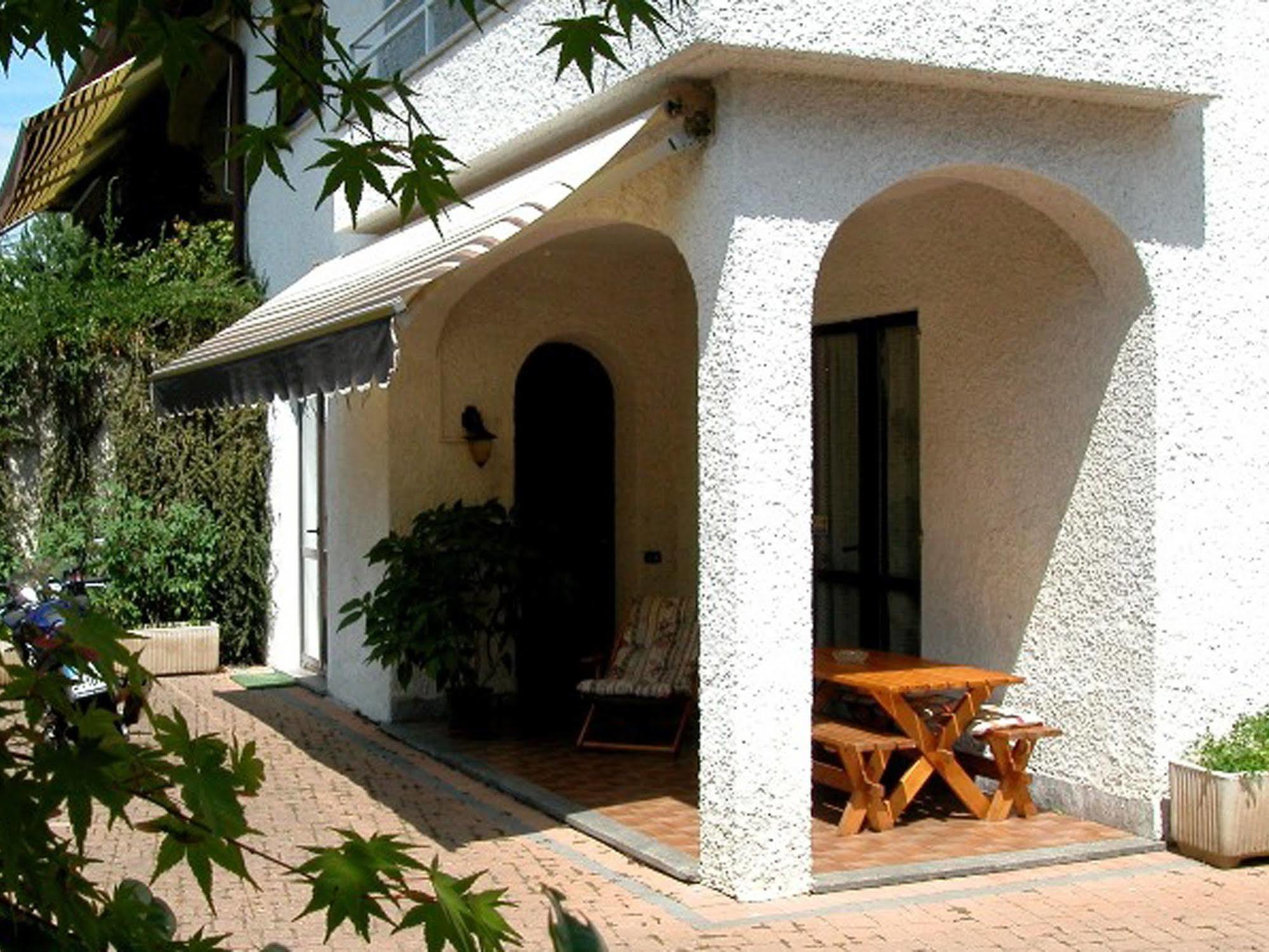 B&B Villa Monterosa Con Piscina Castronno Ngoại thất bức ảnh